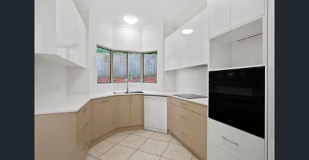 Newly renovated townhouse with expansive courtyard set back in a quiet leafy street. - Photo 2