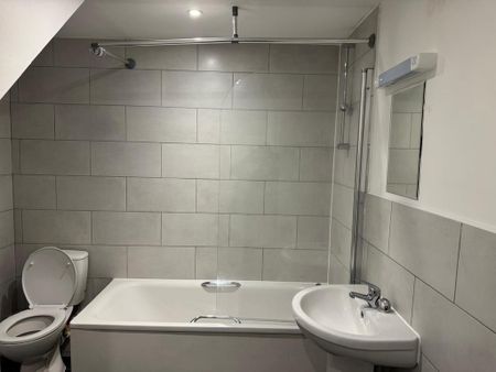 1 bedroom in a house share to rent - Photo 3