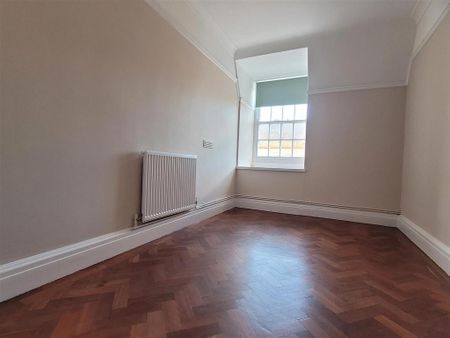 3 bedroom flat to rent - Photo 4