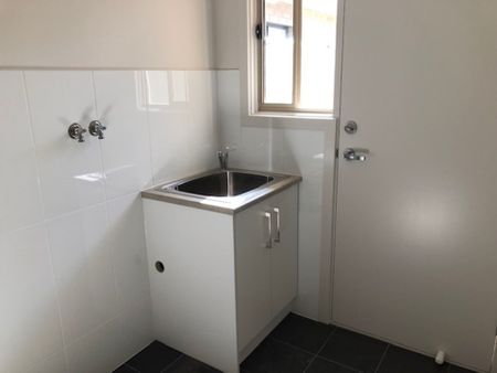 Modern 3 Bedroom Home - Photo 5