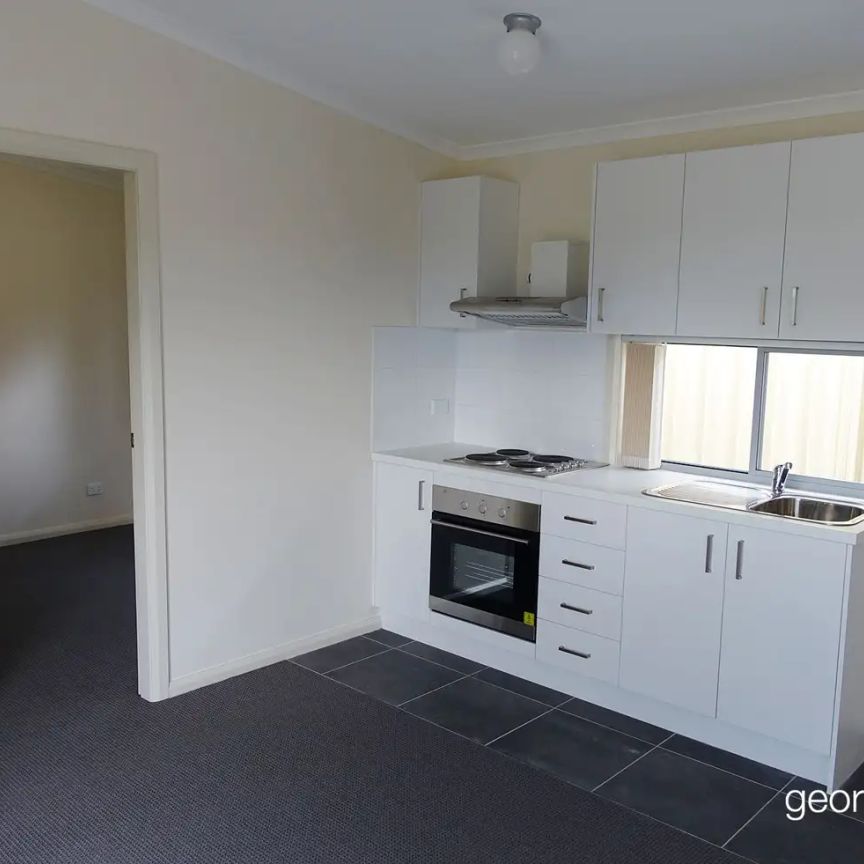 “PRIVATE & MODERN!” - Photo 1