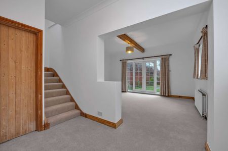 Located in an exclusive Guildford location and close to fantastic riding/walking country, a detached four bedroom property within a short drive from town centre and stations. - Photo 5