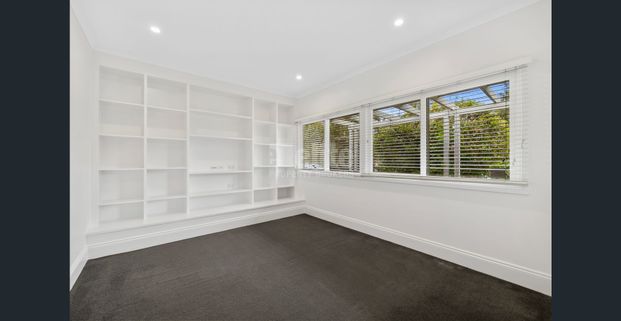 Beautifully renovated with flawless in/outdoor living - Photo 1