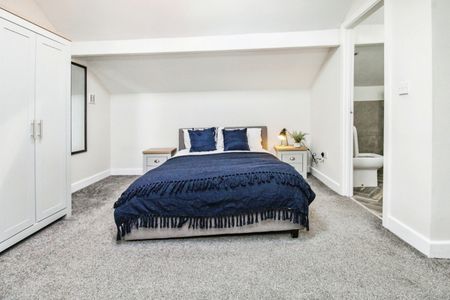 BILLS INCLUDED – Ebor Place, Hyde Park, Leeds, LS6 - Photo 3