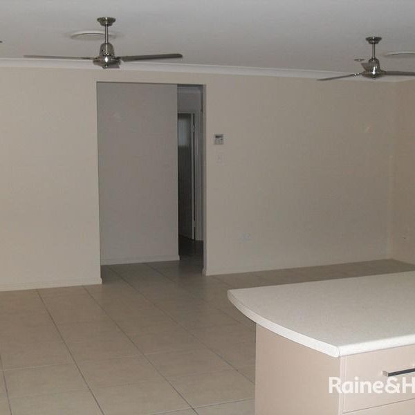 4 BEDROOM HOME GLENELLA - Photo 1