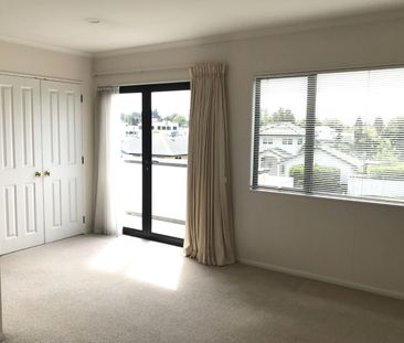 This is a stunning executive home, welcomed through the entrance wa... - Photo 3