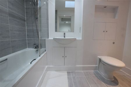 Newly Refurbished One Bedroom Flat- SE13 - Photo 3