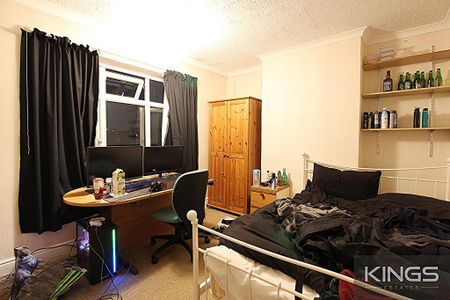 5 bedroom semi-detached house to rent - Photo 2