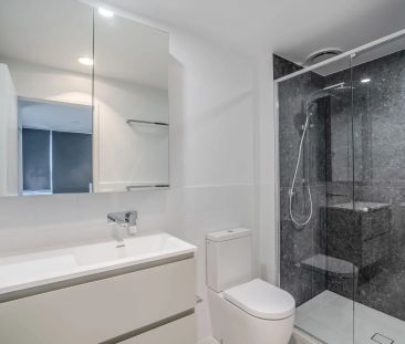 Light-Filled Open Plan Apartment - Photo 1