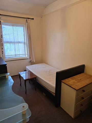 1 bedroom in a flat share to rent - Photo 3