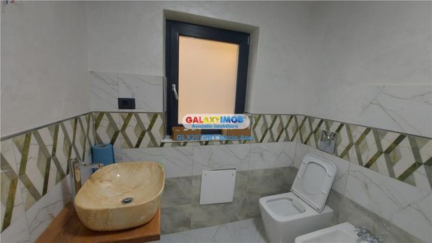Apartament nou renovat, la vila! - Photo 1