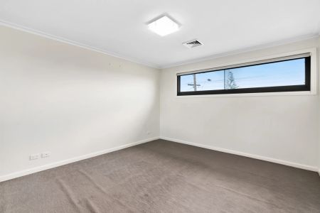 Four-Bedroom House in Convenient Location - Photo 4