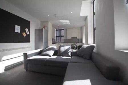 Classic 5 Bed Apartment - Photo 5