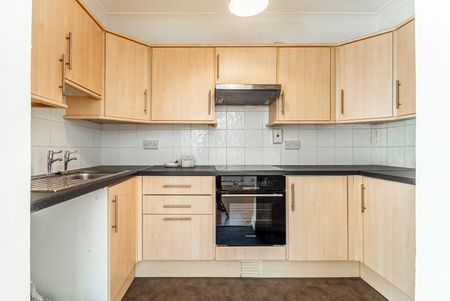 Available unfurnished now - Photo 3