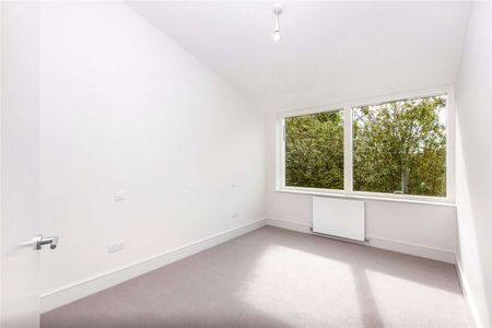 A delightful five bedroom house with off-street parking and private garden. - Photo 4