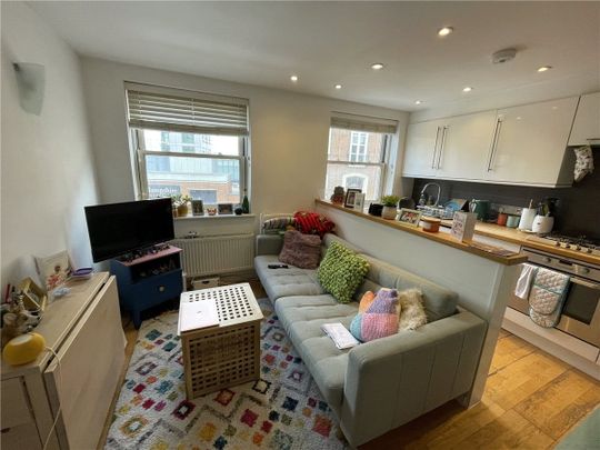 A modern compact 1 bedroom flat in an excellent central location close to the Train Station and the City Centre. - Photo 1