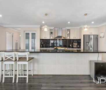 PICTURE PERFECT FAMILY HOME - Photo 6