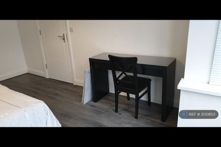 1 bedroom in a house share to rent - Photo 4