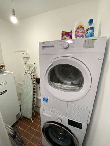 A superbly presented ground floor studio apartment in the centre of Reading. Offered fully furnished and with gated parking. - Photo 4