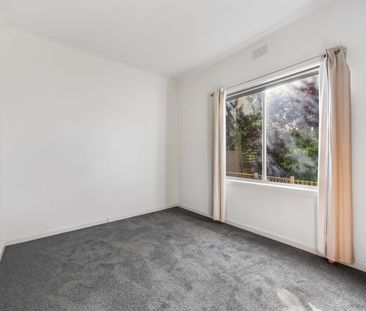 Location, convenience & comfort - Three bedroom home - Photo 3