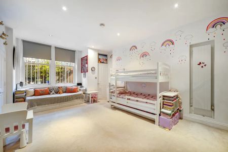 2 bedroom flat in London - Photo 3