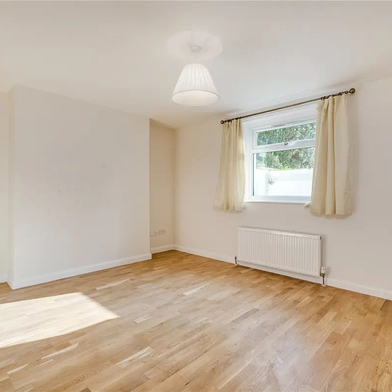 4 bedroom house in Barnes - Photo 1