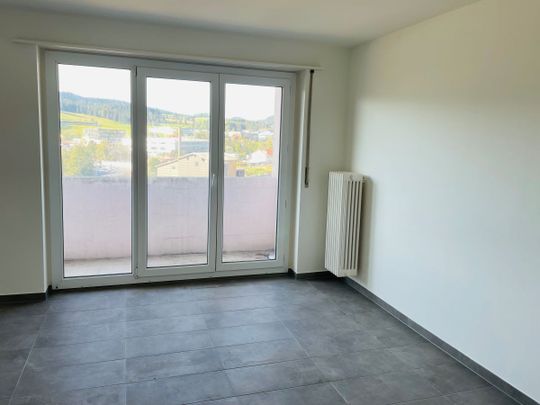 LUMINOUS 3-ROOM APARTMENT LOCATED ON THE 5TH FLOOR WITH BALCONY - Photo 1