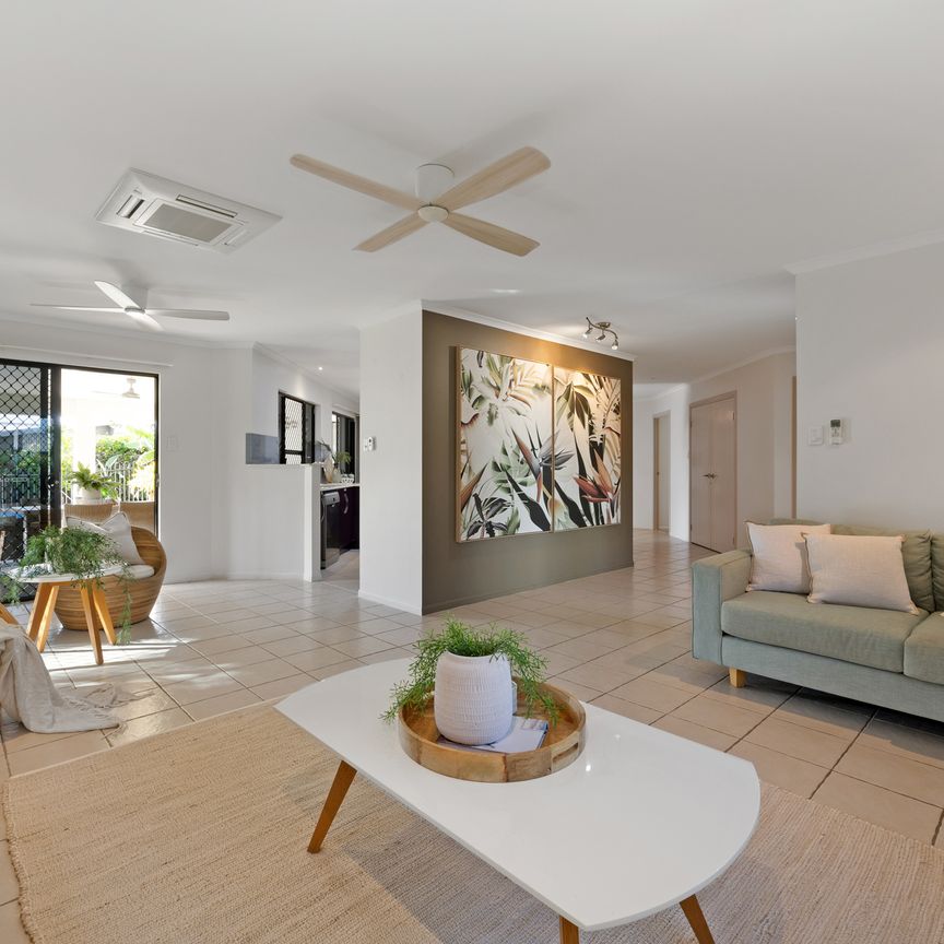 Beautifully presented family home with a pool! - Photo 1