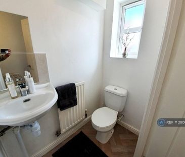 3 bedroom semi-detached house to rent - Photo 1