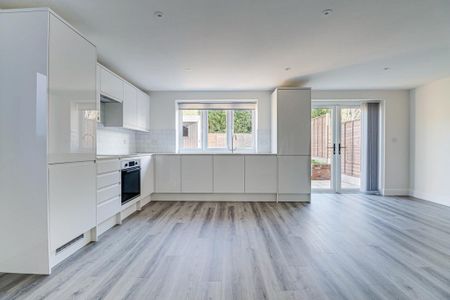 4 bedroom semi-detached house to rent - Photo 5