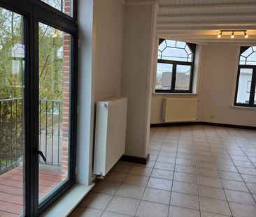 Lichtrijk appartement met 2SLK en privé staanplaats - Foto 2