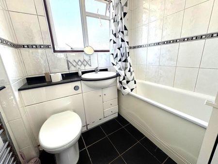 Wood Close, NW9 - Photo 2