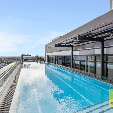 City Central Unfurnished Apartment with Resort-Style Amenities - Photo 3