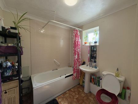 1 bedroom in a house share to rent - Photo 5