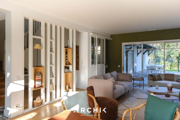 Architecture Basco-Landaise des années 30, cette maison familiale de 180 m2 est bâtit sur un beau terrain arboré de 1054 m2, dans le quartier des Abatilles, à proximité du Moulleau. - Photo 1