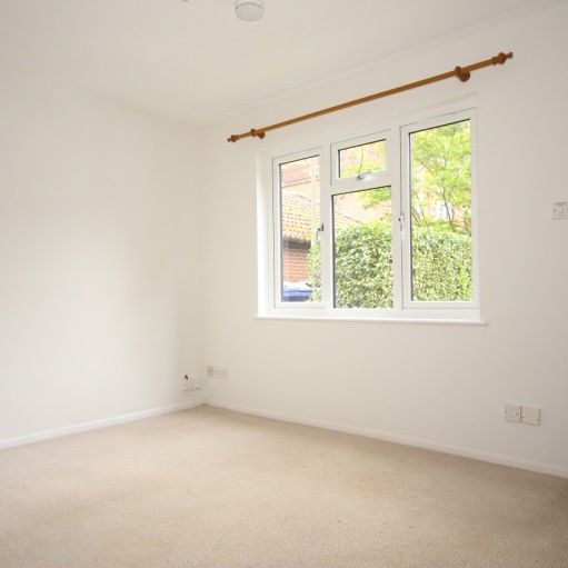 Oriental Road, Woking - Photo 1