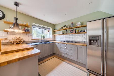 Waterfield Gardens, Crawley, Bewbush - Photo 3