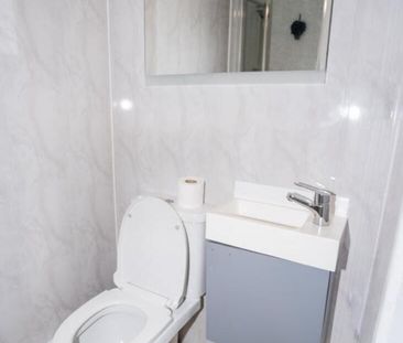 1 bedroom in a house share to rent - Photo 4