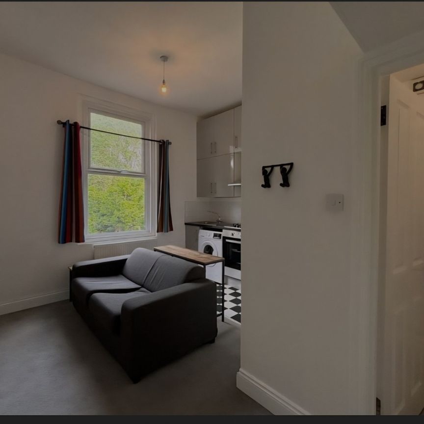 1 Bed Flat, Montrell Road, SW2 - Photo 1