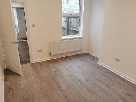 3 Bed Terraced House, Warwick Road, B11 - Photo 2