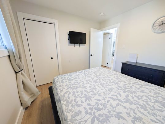 Beautiful 3 Bedroom Main Unit in Niagara Falls! - Photo 1