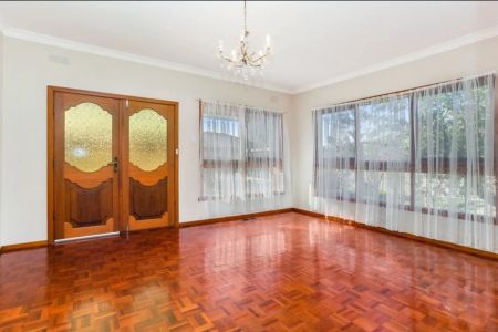 Convenient Inner West Location - Photo 2