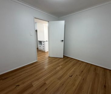 Freshly renovated 2 by 1 unit - Photo 6