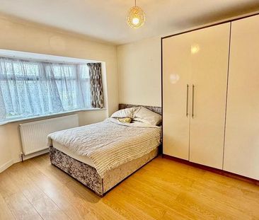 3 bedroom flat to rent - Photo 4