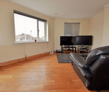 2 bedroom Flat in Eden Drive, Leeds - Photo 1