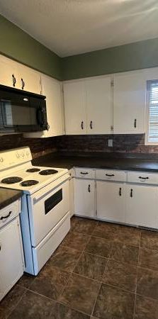 Full House with Two Kitchens - Photo 1