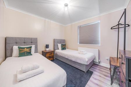 4 bedroom detached house to rent - Photo 3