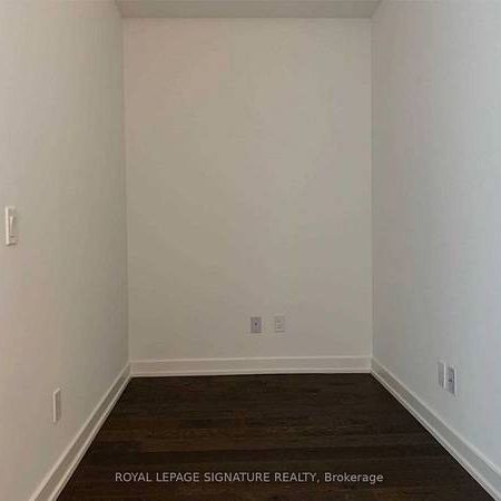 Yonge/Richmond E-Bright Beautiful 1Bdrm+Den 1Bathroom 1Locker - Photo 4