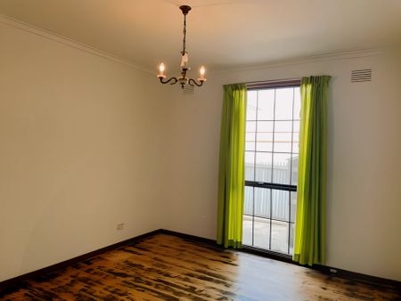 3 Bed, 1 Bath - Photo 2