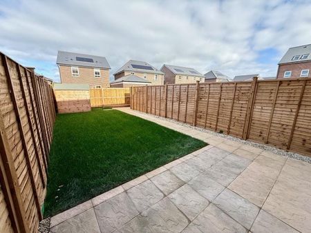 Ilex Drive, Tewkesbury, Gloucestershire - Photo 2